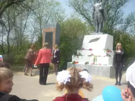 Братская могила и памятник со скульптурой солдата на могиле погибших воинов в период ВОВ