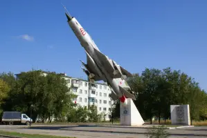 Самолет МИГ-21 на постаменте – город Морозовск, Ростовская область, фотография 2