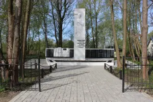 Мемориальный комплекс на братской могиле советских воинов посёлка Петрово Гурьевского городского округа, фотография 2