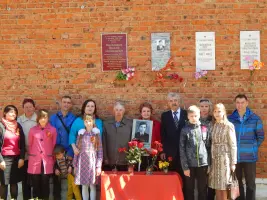 Мемориальная доска ветерану ВОв, директору Игринской школы № 1 Лошакову А. А, фотография 5