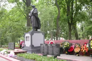Братская могила с вечным огнем и памятником воинам-освободителям в Несвиже