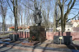Братская могила с вечным огнем и памятником воинам-освободителям в Несвиже, фотография 2
