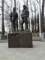 Памятник летчикам и механикам эскадрильи «Нормандия-Неман», фотография 3