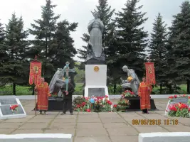 Братская могила. Групповой памятник «Скорбящая мать и два коленопреклоненных воина»