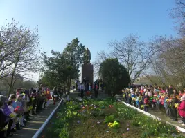 Братская могила, 1 300 советских воинов, в том числе Герой Советского Союза Д. А. Челядинов