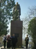 Братская могила, 1 300 советских воинов, в том числе Герой Советского Союза Д. А. Челядинов, фотография 2