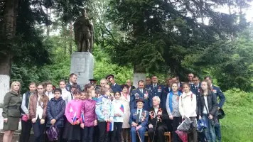 Братская могила. Обелиск герою-лётчику И. П. Германенко