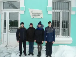 Мемориальная доска на здании вокзала станции Жутово, фотография 3