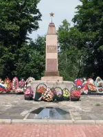 Братская могила советских воинов, Советская улица