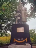 Памятник погибшим в годы Великой Отечественной войны – братская могила, Центральная улица