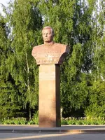 Памятник - бюст Маршалу Советского Союза К.А. Мерецкову, Россия, Московская область, Зарайск, Октябрьская улица