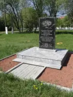 Памятник прославленной лётчице 586-го истребительного авиаполка Валерии Хомяковой, Мирная улица