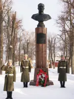 Бронзовый бюст дважды Героя Советского Союза, лётчика-истребителя Василия Александровича Зайцева, Россия, Московская область, Коломна, сквер имени Зайцева