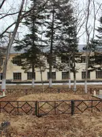 Мемориальный комплекс из братской могилы воинов 107 УР, погибших 10.08.1945 г. и могилы полковника И.О. Юзова 1949 г., Школьная улица