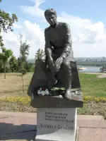 Памятник военным лётчикам в Киеве, Коллекторная улица