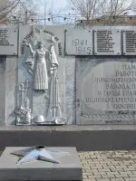 Монумент памяти работников Локомотиворемонтного завода, погибших в годы Гражданской и Великой Отечественной войны, Россия, Приморский край, Уссурийск