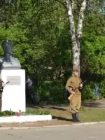 Памятник Герою Советского Союза Александру Матвеевичу Матросову, Россия, Краснодар, микрорайон Хлопчато-бумажный Комбинат, Волжская улица, 39