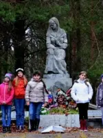 Братская могила советских воинов в селе Борки, Россия, Псковская область, Великолукский район, деревня Борки