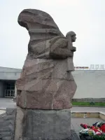 Монумент «Воинам-освободителям г. Гатчины в годы Великой Отечественной войны», Революционный переулок