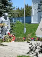 Монумент рабочим Савеловского завода, погибшим на фронтах Великой Отечественной войны. Город Кимры Тверской области, Вокзальный переулок