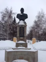 Памятник Трижды Герою Советского Союза Александру Ивановичу Покрышкину, улица Свердлова