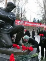 Скульптура «Воин коленопреклоненный»., Красноармейская улица