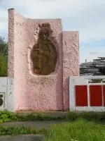 Барельеф с изображением солдата, Россия, Кировская область, Даровской район, деревня Бобровы