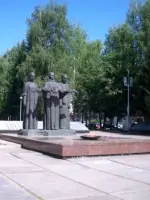 Памятник в честь воинов-сыктывкарцев, погибших в годы Великой Отечественной войны 1941-1945 гг., Коммунистическая улица