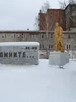 Памятник металлургам Омутнинского завода, погибшим в борьбе с фашизмом в 1941-1945гг, улица Свободы