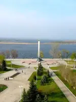 Стела Победы и Вечный огонь на набережной города Энгельса, Городской парк