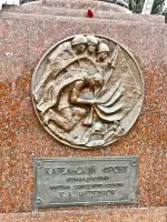 Ансамбль памятных стел, Главная аллея