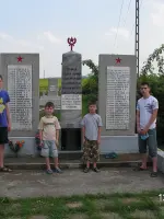 Братская могила. с.Мезёчат, Jókai utca
