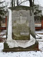 Могила комсомольца Васи Зверева, участника обороны г. Великие Луки от немецко-фашистских захватчиков в июле 1941 года, Колхозная улица