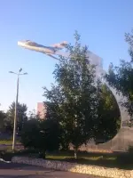 Стела «Посвящается строителям крылатых машин», улица 40 лет Победы