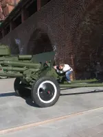 Противотанковая пушка ЗиС-2 времен Великой Отечественной войны, улица Пожарского