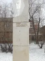 Памятник летчице 586 женского авиаполка Хомяковой Валерии Дмитриевне, улица Менделеева
