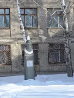 Постамент и бюст Героя Советского Союза Зои Космодемьянской, улица Мориса Тореза