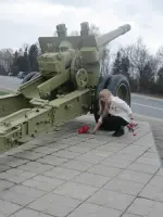 Памятник в честь воинов 33-й армии - 152-мм пушка-гаубица на гранитном постаменте, установленная на 75-м км Киевского шоссе, Россия, Киевское шоссе