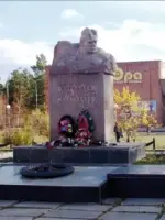 Памятник Степану Борисовичу Погодаеву, герою Советского Союза, Россия, Иркутская область, Братск, поселок Энергетик, Солнечная улица, 4а