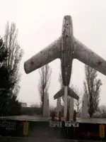 Самолет, установленный в честь летчиков 4-й Воздушной армии, принимавшей участие в освобождении Кубани от немецко-фашистских захватчиков, Россия, Краснодарский край, Кавказский район, станица Кавказская, улица Калинина