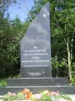 Стела в честь погибших партизан на месте захоронения, Россия, Псковская область, Бежаницкий район, село Кудеверь