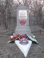 Памятник юным героям Калача, павшим от рук фашистских палачей в 1942 году, Ване Цыганкову, Мише Шестернину, Егору Покровскому, Павлу Кошелеву, Революционная улица