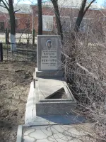 Памятник истории Великой Отечественной войны в виде надгробной плиты летчику-испытателю Борису Ильичу Купцову, проспект 50 лет Октября