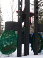 Памятник погибшим работникам СУКГРЭ, Клубная улица