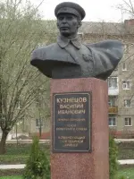 Памятник герою Советского Союза генерал-полковнику Кузнецову Василию Ивановичу, бульвар Кузнецова