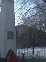 Обелиск "Воспитанникам Нижнеисетского детского дома, погибшим на фронтах Великой Отечественной войны" в Екатеринбурге, Россия, Свердловская область, Екатеринбург, микрорайон Химмаш, улица Грибоедова