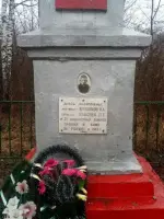 Памятник лейтенанту Кузнецову, сержанту Елисееву и 31 неизвестному солдату, павшим в боях за Родину в 1943 году, Россия, Брянская область, Гордеевский район, деревня Завод-Корецкий