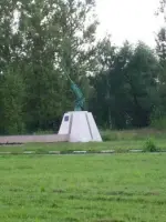 Мемориал в честь ветеранов 347-го зенитно-артиллерийского полка (ЗАП) с 85-мм зенитной пушкой образца 1939 года (52-К), улица Корешкова