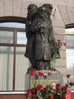 Памятник детям-блокадникам, Ленинградская площадь