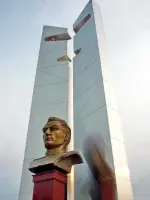 Памятник дважды Герою Советского Союза Амет-Хану Султану, проспект Авиаторов